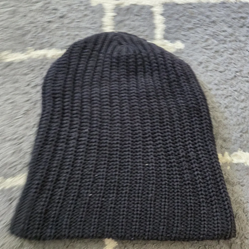 Love Your Melon knit beanie Black With Gold - Picture 3 of 4